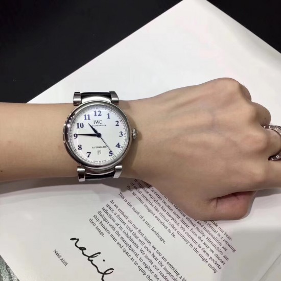 IWC万国 系列:150周年达文西系列1:1原装高端复刻 尺寸:40mm【表壳】每一个浑圆型的表壳都经过制表师专心致志的打磨,可移动式表耳使表带更加贴合手腕。两者配合使腕表产生独特的复古魅力。【机芯】采用优雅纤薄!!的海鸥独家定制自动上弦机芯,具备逆时针调试日历的功能(吻合正品)我们精心制作出万国表独特的外观魅力,更是追求复刻其内在的灵魂。 IWC万国 系列:150周年达文西系列1:1原装高端复刻 尺寸:40mm【表壳】每一个浑圆型的表壳都经过制表师专心致志的打磨,可移动式表耳使表带更加贴合手腕。两者配合使腕表产生独特的复古魅力。【机芯】采用优雅纤薄!!的海鸥独家定制自动上弦机芯,具备逆时针调试日历的功能(吻合正品)我们精心制作出万国表独特的外观魅力,更是追求复刻其内在的灵魂。