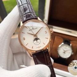 积家 Jaeger Lecoultre 大师系列，经典大三针搭载月相设计，采用全自动机械机芯，进口小牛皮表带，矿物质超强镜面，尺寸43*13mm！