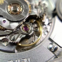 [烟花][烟花][烟花][烟花]新品上市。蓝气球33mm，36mm全新配置:1:搭载独家原版25钻卡地亚076机芯。2:蓝气球076机芯一档机芯与正品一致，无日历空挡。3:手表厚度9.96mm，蓝气球独家工艺。4:淘汰全网日本机芯NH05版本，开创蓝气球全新时代。