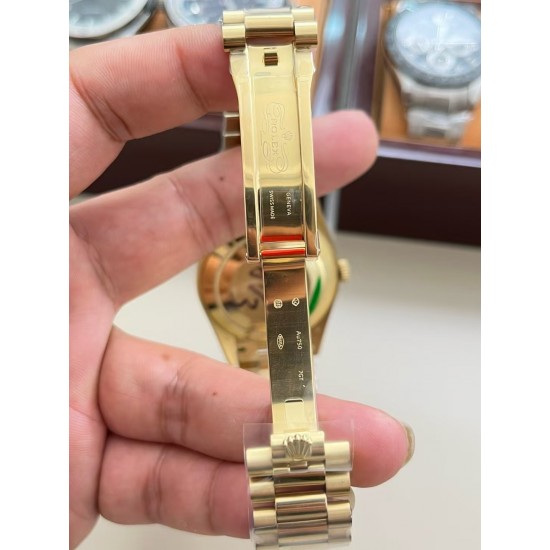 ROLEX 劳力士 冰糖星期日历型系列!独家实拍,玻璃通透,日历对版,针有中轴,牙圈立体。上手就可以玩,手感非常好。40mm直径,严选出品,出货实拍! ROLEX 劳力士 冰糖星期日历型系列!独家实拍,玻璃通透,日历对版,针有中轴,牙圈立体。上手就可以玩,手感非常好。40mm直径,严选出品,出货实拍!