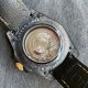 Diw新作勞力士超限量中东版 GMT-MASTER II Diw团队重新制作了碳纤维表壳,同时包含表圈、面盘等零件也全都是碳纤维材质,其中碳纤维表圈上数字刻度首次采用全新碳纤维植丁技术(非填油)塑造丰富视觉层次,质感细腻。透视底盖可清楚展示正反快速调日历的劳力士专属cal.3186机芯。搭配柔软魔术贴表带和一体碳纤维表扣。首批量产提供4种颜色表盘可选,5种不同颜色风格表带。 Diw新作勞力士超限量中东版 GMT-MASTER II Diw团队重新制作了碳纤维表壳,同时包含表圈、面盘等零件也全都是碳纤维材质,其中碳纤维表圈上数字刻度首次采用全新碳纤维植丁技术(非填油)塑造丰富视觉层次,质感细腻。透视底盖可清楚展示正反快速调日历的劳力士专属cal.3186机芯。搭配柔软魔术贴表带和一体碳纤维表扣。首批量产提供4种颜色表盘可选,5种不同颜色风格表带。
