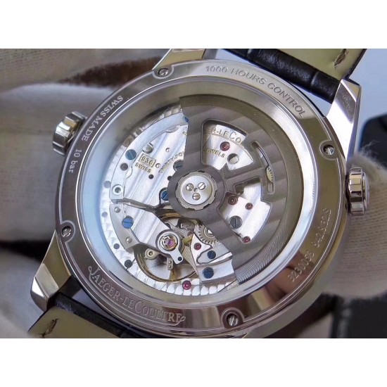 男人魅力新款 Jaeger-LeCoultre 积家 北宸系列 Geographic WT 地理学家世界时腕表采用蓝黑渐变色与全黑色表盘 腕表的凸缘显示全球24个时区 佩戴者可透过10时位置的表冠设定 尺寸42mm表壳 316L钢壳 搭配拱蓝宝石“锅盖”镜面 复刻版:936A/1自动上链 技术无与伦比 城市名部分以乳白色为基底 2时位置的日历显示 6时位置的第二时区显示和10时位置的动力储存显示副表盘饰以太阳放射状饰纹 原装折叠扣! 男人魅力新款 Jaeger-LeCoultre 积家 北宸系列 Geographic WT 地理学家世界时腕表采用蓝黑渐变色与全黑色表盘 腕表的凸缘显示全球24个时区 佩戴者可透过10时位置的表冠设定 尺寸42mm表壳 316L钢壳 搭配拱蓝宝石“锅盖”镜面 复刻版:936A/1自动上链 技术无与伦比 城市名部分以乳白色为基底 2时位置的日历显示 6时位置的第二时区显示和10时位置的动力储存显示副表盘饰以太阳放射状饰纹 原装折叠扣!