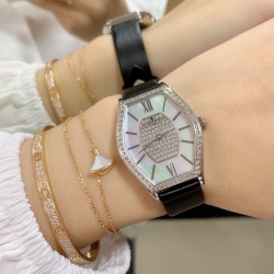 实拍 江诗丹顿-Vacheron Constantin 作为世界上历史悠久的钟表制造商从未停止生产，秉承悉力以赴，精益求精的品牌座右铭，其中有一款-Malte系列25530/000R-9742，经典酒桶型婉表，防磨水晶镜面，内部经反光处理，配置瑞士原装石英机芯，尺寸28.40*38.67毫米，厚度7.28毫米。表壳电镀18K白金/玫瑰金，表带有布绢带，牛皮带两种选择，针扣配带.市面最高版本，你值得拥有！