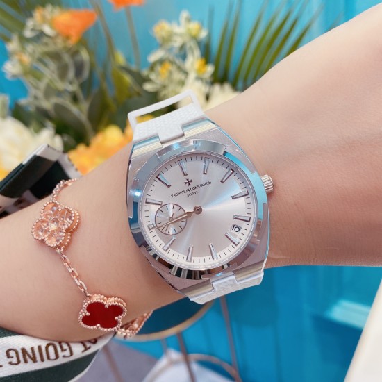 江诗丹顿-VACHERON CONSTANTIN纵横四海系列火热上市,突破传统,时尚优雅的多彩表带,可满足佩戴者在不同场合的需求,多样化的色彩设计演绎大胆而时尚的风格,江诗丹顿在装置时始终将舒适性放在首位,确保腕表完美贴合手腕,纯钢表壳,进口石英机芯,蓝宝石水晶玻璃,舒适胶质表带,采用原装针式表扣佩戴方便!尺寸:36.5mm 江诗丹顿-VACHERON CONSTANTIN纵横四海系列火热上市,突破传统,时尚优雅的多彩表带,可满足佩戴者在不同场合的需求,多样化的色彩设计演绎大胆而时尚的风格,江诗丹顿在装置时始终将舒适性放在首位,确保腕表完美贴合手腕,纯钢表壳,进口石英机芯,蓝宝石水晶玻璃,舒适胶质表带,采用原装针式表扣佩戴方便!尺寸:36.5mm