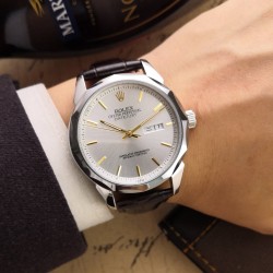 『臻品推荐』新品发布[玫瑰] 劳力士-ROLEX独家首发-----❤不忘初心 追求品质 精准细致机芯:顶级精准稳定8215全自动机械表壳:顶级版316L精钢表扣:钢带按扣、皮带针扣玻璃:高硬度矿物质水晶玻璃直径:原装尺寸42mm11mm[色]完美呈现 品质上乘，手感独特，送礼自戴首选[鼓掌]〔----用心，所以更完美 〕