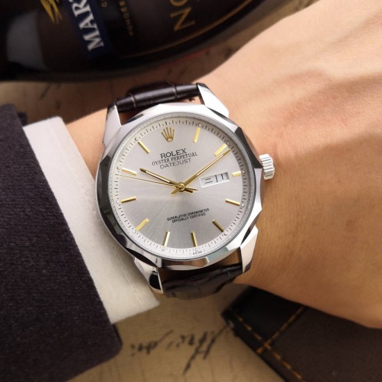 『臻品推荐』新品发布[玫瑰] 劳力士-ROLEX独家首发-----❤不忘初心 追求品质 精准细致机芯:顶级精准稳定8215全自动机械表壳:顶级版316L精钢表扣:钢带按扣、皮带针扣玻璃:高硬度矿物质水晶玻璃直径:原装尺寸42mm11mm[色]完美呈现 品质上乘，手感独特，送礼自戴首选[鼓掌]〔----用心，所以更完美 〕