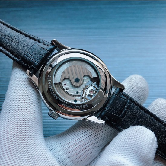 【品牌】江诗丹顿-Vacheron Constantin 【类型】男士腕表 B7 【机芯】全自动机械机芯【材质】316L精钢表壳【表带】真皮表带/钢带(可选)【表镜】矿物强化玻璃镜面 【尺寸】直径42mm 厚度13mm【特性】飞轮精选大三针机械男表、独特魅力、非凡气势! 三杰精致推荐男士机械腕表 SJ为你精心设计超真实实物图拍摄 【品牌】江诗丹顿-Vacheron Constantin 【类型】男士腕表 B7 【机芯】全自动机械机芯【材质】316L精钢表壳【表带】真皮表带/钢带(可选)【表镜】矿物强化玻璃镜面 【尺寸】直径42mm 厚度13mm【特性】飞轮精选大三针机械男表、独特魅力、非凡气势! 三杰精致推荐男士机械腕表 SJ为你精心设计超真实实物图拍摄