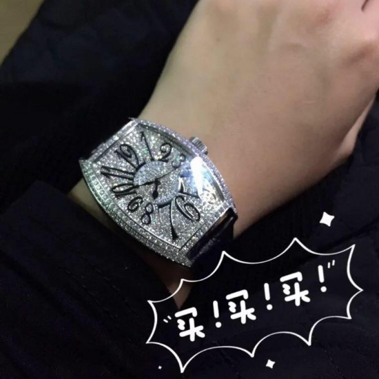 法穆兰 Franck Muller 是深受时尚白领及众多明星追捧的顶级腕表品牌,法兰克穆勒的标志性特征是其酒桶型表壳和夸张的弧度设计,同时也拥有精湛的制表工艺,法兰克穆勒手表凝聚了无限心血、承载了无尽情感,是鉴赏家眼中出类拔萃、独一无二的完美杰作。尺寸32mm*45mm*12mm。 法穆兰 Franck Muller 是深受时尚白领及众多明星追捧的顶级腕表品牌,法兰克穆勒的标志性特征是其酒桶型表壳和夸张的弧度设计,同时也拥有精湛的制表工艺,法兰克穆勒手表凝聚了无限心血、承载了无尽情感,是鉴赏家眼中出类拔萃、独一无二的完美杰作。尺寸32mm*45mm*12mm。