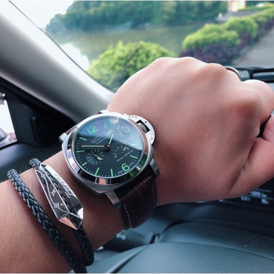 品牌:沛纳海--PANERAI PAM00090 类型:男士顶级腕表 机芯:全自动机械机芯 表壳:316L精钢表壳 镜面:矿物强化玻璃 皮带:进口真牛皮表带 三杰卓越非凡 尽显男士魅力尺寸:直径44mm 厚度16mm。SJ为你精心打造超真实实物图拍摄 让你超真实实物图体验 品牌:沛纳海--PANERAI PAM00090 类型:男士顶级腕表 机芯:全自动机械机芯 表壳:316L精钢表壳 镜面:矿物强化玻璃 皮带:进口真牛皮表带 三杰卓越非凡 尽显男士魅力尺寸:直径44mm 厚度16mm。SJ为你精心打造超真实实物图拍摄 让你超真实实物图体验
