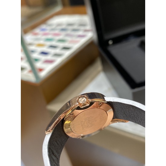 RF厂伯爵新款小号26mm。Limelight Gala系列的女性钻石手表是绝对诱惑的标志,表盘独特的6与9的造型,混合艺术,设计和珠宝,他们赞扬充满活力和大胆女性气质。在伯爵的眼里,每一位演绎人生故事的女主角,都注定拥有出众魅力!别出心裁,不断进阶超越。尺寸26mm 机芯:瑞士朗达机芯 玻璃:蓝宝石镜面 皮带:美洲鳄鱼皮 RF厂伯爵新款小号26mm。Limelight Gala系列的女性钻石手表是绝对诱惑的标志,表盘独特的6与9的造型,混合艺术,设计和珠宝,他们赞扬充满活力和大胆女性气质。在伯爵的眼里,每一位演绎人生故事的女主角,都注定拥有出众魅力!别出心裁,不断进阶超越。尺寸26mm 机芯:瑞士朗达机芯 玻璃:蓝宝石镜面 皮带:美洲鳄鱼皮