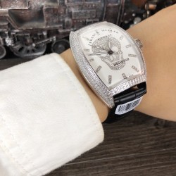 法兰克 穆勒Franck Muller 全新满天星系列⚓️搭载进口日本西铁城机械机芯⚙️意大利双面小牛皮原装针扣酒桶形拱桥状精钢表壳⚫️手工全镶嵌施华洛水晶钻 高贵霸气尺寸43*55mm高尚的艺术 精湛的工艺 一经发布 无不轰动