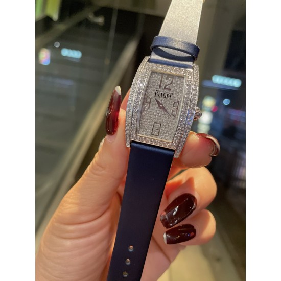伯爵-piaget-G0A33091女士腕表，水桶形的表壳别具一格，独特的绢布表带搭配原版针扣，完美结合，尽显奢华时尚气质。原装瑞士机芯，316L精钢表壳，度18k白金和玫瑰金，尺寸27x38mm备受喜爱、值得拥有[机智][耶]实物超美