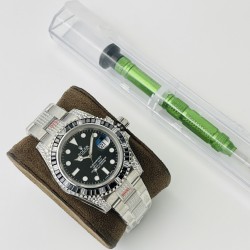 【VRS Factory2022墙裂推荐 市场最高版本】奢华大作，劳力士Rolex SUB潜航者后镶钻定制版！是奢华闪耀与永不退色的融合，更是经典潮流的不二之选！1⃣️【表壳】直径40MM。每一颗钻石/彩宝均来自奥地利（施华洛世奇原产地）经过严格的筛选，确保颜色，大小，火彩统一，专业珠宝镶嵌师精心镶嵌。2⃣️【表带】跟官网同步，904L蚝式钢完美还原坚固耐用的优良血统，效果可媲美原装。3⃣️【机芯】采用复刻界的机芯之王——搭配3135自动上旋机芯。VRS Factory匠心力作 敬请各路表友品鉴！