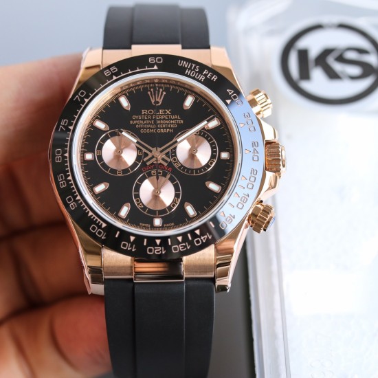顶级做工KS出品:劳力士 恒动宇宙计时型迪通拿 【尺寸】40MM【表镜】抗刮损蓝水晶玻璃 防反光凸透式放大日历窗【表壳】上链表冠,旋入式三扣锁三重防水系统【机芯】采用7750机芯,高效精准稳定【表带】腕表搭配折叠式表扣,且表扣具有微调装置,可以调到非常的贴合手腕 折叠扣 超强夜光 防水大于100米 顶级做工KS出品:劳力士 恒动宇宙计时型迪通拿 【尺寸】40MM【表镜】抗刮损蓝水晶玻璃 防反光凸透式放大日历窗【表壳】上链表冠,旋入式三扣锁三重防水系统【机芯】采用7750机芯,高效精准稳定【表带】腕表搭配折叠式表扣,且表扣具有微调装置,可以调到非常的贴合手腕 折叠扣 超强夜光 防水大于100米