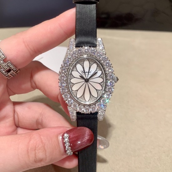 萧邦 LHEURE DU DIAMANT MEDIUM OVAL 此款LHeure du Diamant 椭圆形切割贝壳雕纹镶钻表盘 环以点缀钻石的表圈 优雅气韵 时尚风格和萧邦精湛的手工艺尽显无遗 光华耀眼 萧邦 LHEURE DU DIAMANT MEDIUM OVAL 此款LHeure du Diamant 椭圆形切割贝壳雕纹镶钻表盘 环以点缀钻石的表圈 优雅气韵 时尚风格和萧邦精湛的手工艺尽显无遗 光华耀眼
