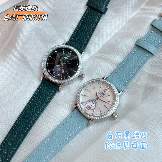 ✨✨IWC万国柏涛菲诺女表 ——昼夜与星辰✨✨,一昼一夜一更替!♥️♥️♥️日月为你转动,把星辰赠予你❤️❤️❤️昼夜显示腕表具有的象征意义,代表着时间的流逝和自然的更迭,日月星辰随时间变化,如太阳随着一天的日出逐渐升起,月亮和星星轮流出现在表盘中,展现腕表的精致和优雅所带有的浪漫色彩,让我们感受到时间的魅力和自然的力量!腕表精致简约,风格百搭,34mm的尺寸更显利落别致,精致美观,也更适合女神的纤细手腕佩戴!内部搭载石英瑞士机芯,蓝宝石玻璃,表带搭配快拆系统! ✨✨IWC万国柏涛菲诺女表 ——昼夜与星辰✨✨,一昼一夜一更替!♥️♥️♥️日月为你转动,把星辰赠予你❤️❤️❤️昼夜显示腕表具有的象征意义,代表着时间的流逝和自然的更迭,日月星辰随时间变化,如太阳随着一天的日出逐渐升起,月亮和星星轮流出现在表盘中,展现腕表的精致和优雅所带有的浪漫色彩,让我们感受到时间的魅力和自然的力量!腕表精致简约,风格百搭,34mm的尺寸更显利落别致,精致美观,也更适合女神的纤细手腕佩戴!内部搭载石英瑞士机芯,蓝宝石玻璃,表带搭配快拆系统!
