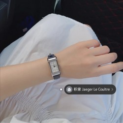 实拍 积家Jaeger Revers one一号翻转腕表 ！翻转真的是好看到爆炸积家翻转系列3288420 ！低调有历史底蕴！尺寸40.1*20独具一格，进口朗达机芯稳定持久，烧钢蓝指针芳泽无加，午夜蓝色的小牛皮如精灵般俏皮可爱 ，加上原装表扣独特100%的还原度。优雅的气质，精致的翻转结构，精美的做工，腕间璀璨美钻照亮倾心时刻，会让佩戴者赏心悦目，爱不释手。2020大旱望云，愿所有的美好都能如期而至。认准实拍细节！小红书爆款推荐