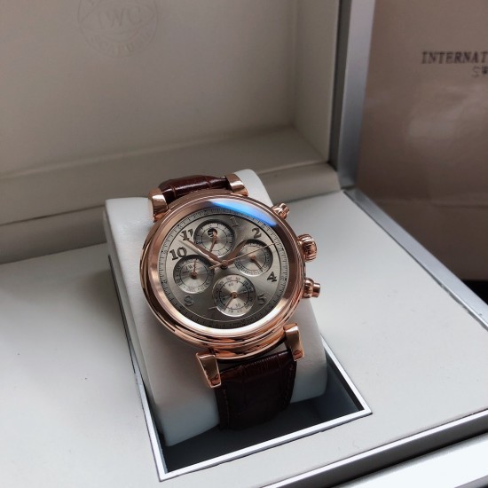 万国 IWC b1 达文西系列活动型表耳,算的上是品牌系列最具魅力的设计之一表盘有众多显示功能12时位置设有月相小表盘3时位置设有日期显示盘9时位置设有星期显示盘6时位置设有月份显示盘腕表可提供68小时动力存储称得上“大型表耳”的它,三杰 本身观赏性十足。与圆润的表壳相互映衬,肌肉感十足 SJ 为你精心挑选精品男士机械腕表拍摄 超真实实物图拍摄 万国 IWC b1 达文西系列活动型表耳,算的上是品牌系列最具魅力的设计之一表盘有众多显示功能12时位置设有月相小表盘3时位置设有日期显示盘9时位置设有星期显示盘6时位置设有月份显示盘腕表可提供68小时动力存储称得上“大型表耳”的它,三杰 本身观赏性十足。与圆润的表壳相互映衬,肌肉感十足 SJ 为你精心挑选精品男士机械腕表拍摄 超真实实物图拍摄