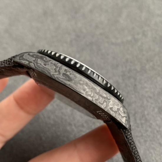 Diw新作勞力士超限量GMT-MASTER II Diw团队重新制作了碳纤维表壳,同时包含表圈、面盘等零件也全都是碳纤维材质,其中碳纤维表圈上数字刻度首次采用全新碳纤维植丁技术(非填油)塑造丰富视觉层次,质感细腻。透视底盖可清楚展示正反快速调日历的劳力士专属cal.3186机芯。搭配柔软魔术贴表带和一体碳纤维表扣。首批量产提供4种颜色表盘可选,5种不同颜色风格表带。 Diw新作勞力士超限量GMT-MASTER II Diw团队重新制作了碳纤维表壳,同时包含表圈、面盘等零件也全都是碳纤维材质,其中碳纤维表圈上数字刻度首次采用全新碳纤维植丁技术(非填油)塑造丰富视觉层次,质感细腻。透视底盖可清楚展示正反快速调日历的劳力士专属cal.3186机芯。搭配柔软魔术贴表带和一体碳纤维表扣。首批量产提供4种颜色表盘可选,5种不同颜色风格表带。