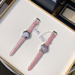 1993年面世的Happy Sport腕表，是Chopard萧邦首款结合钻石与精钢表壳的腕表。时至今日，它仍然是Chopard萧邦最具代表性、同时也是最受欢迎的款式之一。探索全系列奢华灵动钻石女士腕表‼️