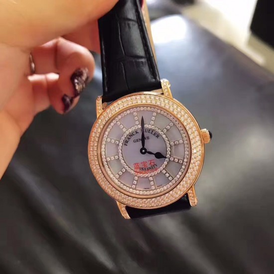 法兰克穆勒Franck muller ⏱FM新款镶钻简约女表✔️表壳表盘均选用进口5A水钻镶嵌、绝不掉钻‼️表盘很立体的双层字面、底层采用高端定制天然母贝、颜色炫彩自然、12个刻度用水钻镶嵌、立体感十足真皮表带、钢壳、进口石英机芯、蓝宝石水晶玻璃镜面、高品质、表盘直径约36毫米❗️这个夏天不离手的时尚单品 法兰克穆勒Franck muller ⏱FM新款镶钻简约女表✔️表壳表盘均选用进口5A水钻镶嵌、绝不掉钻‼️表盘很立体的双层字面、底层采用高端定制天然母贝、颜色炫彩自然、12个刻度用水钻镶嵌、立体感十足真皮表带、钢壳、进口石英机芯、蓝宝石水晶玻璃镜面、高品质、表盘直径约36毫米❗️这个夏天不离手的时尚单品