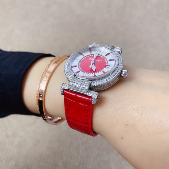 ★实拍 萧邦 CHOPARD IMPERIALE 系列腕表。独特风格带您走进一个新阶段并且成功塑造了崇尚自我表达和与众不同的生活化概念，316精钢材质，此表款全手工镶嵌施华洛世奇水晶钻，成为了美式奢侈生活风格的代表！进口石英机芯以及精细做工，佩戴贴手舒适，设计风格简约明朗。充满奢华璀璨的气息，光彩夺人、让你瞬间提升华丽的气质 ！