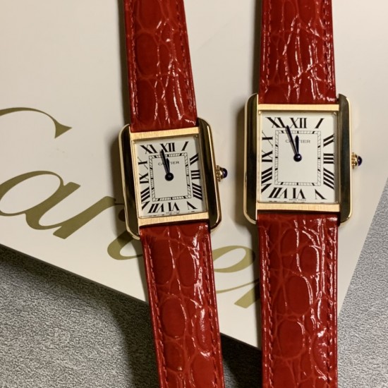 实拍【精品升级版】卡地亚超薄坦克Cartier Tank Solo系列,一款百搭 性价比又高的手表 采用瑞士石英机芯,圆珠形表冠,镶嵌一颗凸圆形合成尖晶石,镀银珠光表盘,罗马数字时标,剑形蓝钢指针,蓝宝石水晶镜面,可搭配进口鳄鱼纹牛皮表带,另有多种颜色荔枝纹原版皮为你打造个性化腕间配饰,直径:小号2431mm,中号2734mm。佩戴舒适柔软服帖,上手显得高贵又典雅,很气质很女人独家货源。「认准细节,欢迎质量对比」 实拍【精品升级版】卡地亚超薄坦克Cartier Tank Solo系列,一款百搭 性价比又高的手表 采用瑞士石英机芯,圆珠形表冠,镶嵌一颗凸圆形合成尖晶石,镀银珠光表盘,罗马数字时标,剑形蓝钢指针,蓝宝石水晶镜面,可搭配进口鳄鱼纹牛皮表带,另有多种颜色荔枝纹原版皮为你打造个性化腕间配饰,直径:小号2431mm,中号2734mm。佩戴舒适柔软服帖,上手显得高贵又典雅,很气质很女人独家货源。「认准细节,欢迎质量对比」