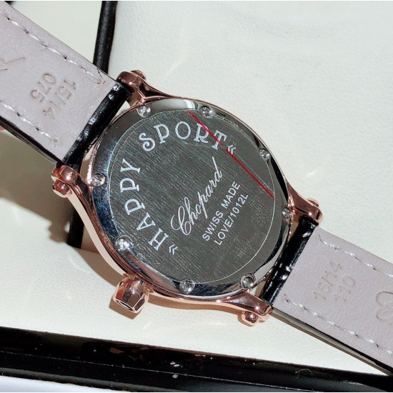 实拍 萧邦-ChopardHappy Sport Oval 石英版本腕表精钢表壳制表工艺与优雅美学风格巧妙结合，以此来展示女性魅力和技术性能。玫瑰金真空电镀材质，既优雅又时尚，以圆润柔美的曲线演绎隽永女性魅力。萧邦对象征永恒的椭圆形展现新颖诠释，打造出一款献给女性的臻礼，许下一个象征快乐的诚挚诺言。Happy Spor欢快嬉戏、自由旋转的水钻珠子在两片蓝宝石水晶之间愉悦轻舞。表壳 约30mm珍珠贝壳彩色表盘搭配光泽亮皮纹表带针扣穿戴C表扣。