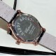 实拍 萧邦-ChopardHappy Sport Oval 石英版本腕表精钢表壳制表工艺与优雅美学风格巧妙结合，以此来展示女性魅力和技术性能。玫瑰金真空电镀材质，既优雅又时尚，以圆润柔美的曲线演绎隽永女性魅力。萧邦对象征永恒的椭圆形展现新颖诠释，打造出一款献给女性的臻礼，许下一个象征快乐的诚挚诺言。Happy Spor欢快嬉戏、自由旋转的水钻珠子在两片蓝宝石水晶之间愉悦轻舞。表壳 约30mm珍珠贝壳彩色表盘搭配光泽亮皮纹表带针扣穿戴C表扣。