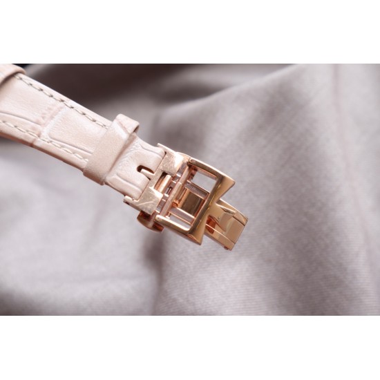 ★实拍 Vacheron Constantin江诗丹顿纵横四海系列OVERSEAS女款小号型2300v/2305v【表壳】表径3610.8mm 同步原装 质感细腻大方 蓝宝石镜面【字面】表盘经旭日纹缎面拉丝工艺处理 深邃优雅 18k金时标均带白色夜光涂层【机芯】CITIZEN8系列改Cal.5300机芯(机芯稳定零返修 )后原装18k纳米镀金质摆陀【表带扣】半马其他十字三片折叠式表扣 进口牛皮表带越欣赏 越懂欣赏 ★实拍 Vacheron Constantin江诗丹顿纵横四海系列OVERSEAS女款小号型2300v/2305v【表壳】表径3610.8mm 同步原装 质感细腻大方 蓝宝石镜面【字面】表盘经旭日纹缎面拉丝工艺处理 深邃优雅 18k金时标均带白色夜光涂层【机芯】CITIZEN8系列改Cal.5300机芯(机芯稳定零返修 )后原装18k纳米镀金质摆陀【表带扣】半马其他十字三片折叠式表扣 进口牛皮表带越欣赏 越懂欣赏