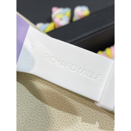 实拍 理查德米勒 RichardMille 糖果棉花糖 最新爆款 bon bon系列最稀有的作品!克服传统工艺打破模式!钟表最受尊敬的技术之一。不是所有人的嫁妆,棉花糖运动曲线和颜色,它们是诱人的。有了理查德米勒,实现了把棉花糖戴在你的手腕上!白色陶瓷加上黄粉绿搪瓷表盘,RM-07柔和的颜色创造了一个组合...甜蜜!糖果店的一次旅行,一个让人难以置信的艺术品。你会戴上它吗? 实拍 理查德米勒 RichardMille 糖果棉花糖 最新爆款 bon bon系列最稀有的作品!克服传统工艺打破模式!钟表最受尊敬的技术之一。不是所有人的嫁妆,棉花糖运动曲线和颜色,它们是诱人的。有了理查德米勒,实现了把棉花糖戴在你的手腕上!白色陶瓷加上黄粉绿搪瓷表盘,RM-07柔和的颜色创造了一个组合...甜蜜!糖果店的一次旅行,一个让人难以置信的艺术品。你会戴上它吗?