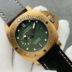 【VS Factory2022墙裂推荐 新力作】V2升级版 VS沛.纳海 Pam382 机芯功能升级：1⃣️时针单独调时，通过时针调历。2⃣️机芯背透 ：摆轮与正品一致 螺丝孔位95%以上接近正品。3⃣️直径47毫米！4⃣️搭载定制版自动上链机芯！5⃣️大家常说硬汉风格什么的，我觉得青铜382才是最最硬汉的沛纳海，不光在造型上够钢猛，青铜材质更是在经过岁月洗礼后变得不一样，有经历，有故事，有一种沧桑感，这才是真正的硬汉！敢死队同款哦！VS Factory匠心之作 值得您拥有！