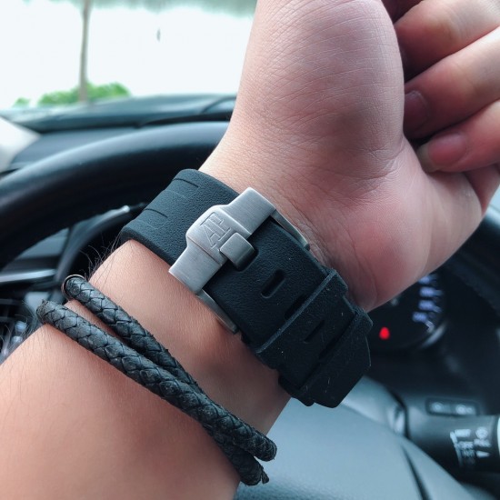 男款⌚️品牌:爱彼-AP皇家橡树 五针多功能男士石英腕表,高级蓝宝石镜面,全自动进口多功能计时跑秒石英机芯,走时稳定0时差 配备顶级316L精钢钢壳,原装天然橡胶表带,搭配原装扣 尺寸43mm,三杰精心推荐男士多功能计时跑秒石英腕表 SJ为你精心打造超真实实物图拍摄 让你超真实实物图体验 男款⌚️品牌:爱彼-AP皇家橡树 五针多功能男士石英腕表,高级蓝宝石镜面,全自动进口多功能计时跑秒石英机芯,走时稳定0时差 配备顶级316L精钢钢壳,原装天然橡胶表带,搭配原装扣 尺寸43mm,三杰精心推荐男士多功能计时跑秒石英腕表 SJ为你精心打造超真实实物图拍摄 让你超真实实物图体验