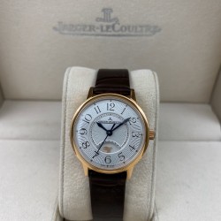 JAEGER-LECOULTRE积家女款RENDEZ-VOUS约会系列。尺寸：29mm搭载日本进口全自动机械机芯  正品版本机芯主版  功能：日夜星晨、时分秒显示功能 ，展现出昼的灿烂与夜的浪漫(刚刚的相遇，[玫瑰]刚刚的缘分，[爱心]刚刚的时间，愿幸福快乐与您相伴)