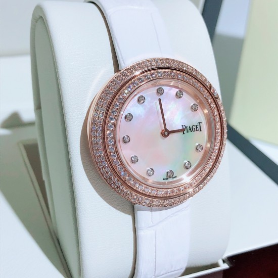 ★实拍 伯爵-PIAGET,时尚石英女款,来自Possession系列诚意推荐,魅力十足的臻品采用瑞士石英机芯,蓝宝石水晶玻璃镜面,表圈可360度旋转,在不经意的旋转之间带来不同的好心情灵动搭配,转动间,专属于你独一无二的个性造型耀目而生有光圈、单排钻和双排钻任性选择!表壳直径34mm厚度8mm。 ★实拍 伯爵-PIAGET,时尚石英女款,来自Possession系列诚意推荐,魅力十足的臻品采用瑞士石英机芯,蓝宝石水晶玻璃镜面,表圈可360度旋转,在不经意的旋转之间带来不同的好心情灵动搭配,转动间,专属于你独一无二的个性造型耀目而生有光圈、单排钻和双排钻任性选择!表壳直径34mm厚度8mm。