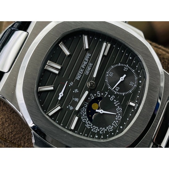【PFF Factory2021牛年力作】V2升级版 【市场最高品质版本】百达.翡丽Patekphilippe运动系列(鹦鹉螺)5724(霸道总裁)升级版!1⃣️所有功能同正品(10字位动能显示,7字位日历和月相 4字位小秒针),和原装一样的带水平压纹图案,带荧光刻度 !2⃣️直径40毫米,904L精钢镀金,蓝宝石玻璃镜面。3⃣️5722和5724款的外钻为施华洛世奇钻,通透闪亮,气质非凡。在目前技术范畴内尽可能接近原装,此款腕表可以让您驾驭所有场合!PFF匠心之作 欢迎您的品鉴! 【PFF Factory2021牛年力作】V2升级版 【市场最高品质版本】百达.翡丽Patekphilippe运动系列(鹦鹉螺)5724(霸道总裁)升级版!1⃣️所有功能同正品(10字位动能显示,7字位日历和月相 4字位小秒针),和原装一样的带水平压纹图案,带荧光刻度 !2⃣️直径40毫米,904L精钢镀金,蓝宝石玻璃镜面。3⃣️5722和5724款的外钻为施华洛世奇钻,通透闪亮,气质非凡。在目前技术范畴内尽可能接近原装,此款腕表可以让您驾驭所有场合!PFF匠心之作 欢迎您的品鉴!