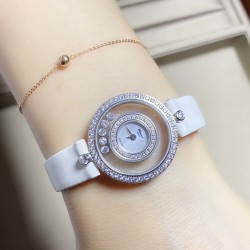实拍 萧邦HAPPY DIAMONDS系列快乐钻 腕表蓝宝石玻璃镜面 原厂瑞士石英机芯 镜面内自由滑动快乐钻 钻石围绕表盘回旋起舞 制作精巧双层透明Chopard家标志性的Happy钻石在两片蓝宝石水晶玻璃 形成的空间内自由滑动 充分展现自由和欢快的感觉 表壳顶端与底端各缀有一圈钻石 树叶形指针 较小的同心圆为珍珠母贝质地 呈圆满的球型 两个同心圆环上皆全手工镶有钻石 七颗灵动钻石如悬空漂浮一般 细节见真知。