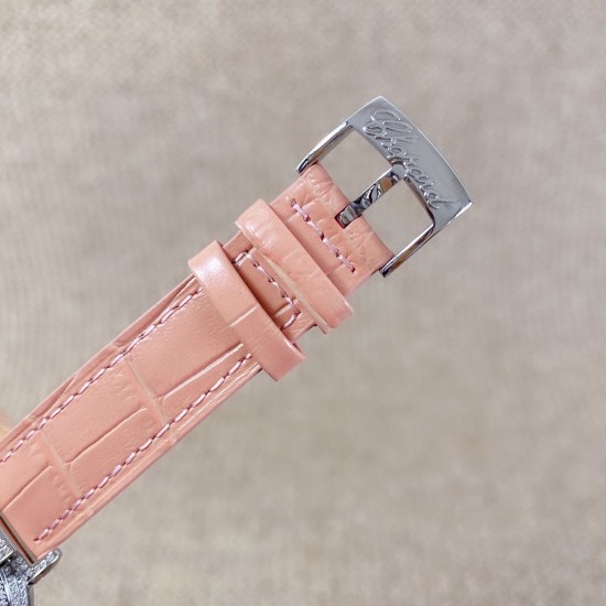 ★实拍 萧邦 CHOPARD IMPERIALE 系列腕表。独特风格带您走进一个新阶段并且成功塑造了崇尚自我表达和与众不同的生活化概念，316精钢材质，此表款全手工镶嵌施华洛世奇水晶钻，成为了美式奢侈生活风格的代表！进口石英机芯以及精细做工，佩戴贴手舒适，设计风格简约明朗。充满奢华璀璨的气息，光彩夺人、让你瞬间提升华丽的气质 ！