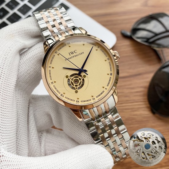 实物拍摄品牌：万国-IWC  类型：[酷]男士腕表表壳：316精钢（做工优质）表带：进口真牛皮/316精钢(两种可选)机芯：高级定制全自动机械机芯（走时稳定）玻璃：高级强化镀膜镜面尺寸：直径40mm，厚度12mm