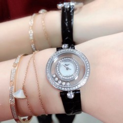 实拍 萧邦HAPPY DIAMONDS系列萧邦标志性的女士腕表系列，时尚而柔美 内部搭载瑞士石英机芯 动感十足的表壳搭配皮革表带 带镂空装饰的表盘极具现代感 完美体现萧邦悠然自在的生活态度 五颗标志性灵动钻石随着爱心钻石欢快起舞、流光溢彩 一如既往的顶级品质 认准独家实拍细节