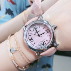 实拍 新品粉色少女心 萧邦Happy Sport腕表精钢为材质，风格优雅而妩媚，搭载一枚由萧邦制表厂自制的全新瑞士石英机芯，以欢庆Happy Sport系列问世25周年纪念。腕表的双色表壳呈现如丝般的美妙色彩渐变，粉色珍珠母贝表盘质地精雅、纹理分明，与小牛皮表带相得益彰，堪称凝聚萧邦精髓的结晶之作，蓝宝石玻璃，尺寸36mm。