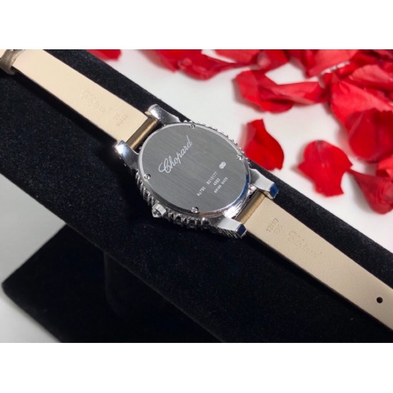 萧邦新款 LHEURE DU DIAMANT MEDIUM OVAL 此款LHeure du Diamant 椭圆形切割雕纹镶钻表盘 环以点缀钻石的表圈 优雅气韵 时尚风格和萧邦精湛的手工艺尽显无遗 光华耀目 MM™ 白玫同价 萧邦新款 LHEURE DU DIAMANT MEDIUM OVAL 此款LHeure du Diamant 椭圆形切割雕纹镶钻表盘 环以点缀钻石的表圈 优雅气韵 时尚风格和萧邦精湛的手工艺尽显无遗 光华耀目 MM™ 白玫同价