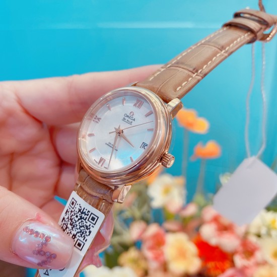 专柜同步发售欧米茄(OMEGA) 【精湛品质-女神专属】-女士精品腕表 碟飞典雅系列 原版复刻1:1,表款堪称是系列中最迷人的表款之一,尽显优雅气质与低调奢华,顶端表壳以316精钢打造,搭载日本进口西铁城机械 零返修 来自进口316钢表带 历经多道工序,防汗水,耐腐蚀 表盘-蓝宝石高清镜面 壳身整体超强立体感 精雕细琢,卓绝技艺 品质保证 尺寸:32mm厚11mm 时尚百搭,精致华贵呈现自然魅力 专柜同步发售欧米茄(OMEGA) 【精湛品质-女神专属】-女士精品腕表 碟飞典雅系列 原版复刻1:1,表款堪称是系列中最迷人的表款之一,尽显优雅气质与低调奢华,顶端表壳以316精钢打造,搭载日本进口西铁城机械 零返修 来自进口316钢表带 历经多道工序,防汗水,耐腐蚀 表盘-蓝宝石高清镜面 壳身整体超强立体感 精雕细琢,卓绝技艺 品质保证 尺寸:32mm厚11mm 时尚百搭,精致华贵呈现自然魅力