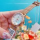 专柜同步发售欧米茄(OMEGA) 【精湛品质-女神专属】-女士精品腕表 碟飞典雅系列 原版复刻1:1,表款堪称是系列中最迷人的表款之一,尽显优雅气质与低调奢华,顶端表壳以316精钢打造,搭载日本进口西铁城机械 零返修 来自进口316钢表带 历经多道工序,防汗水,耐腐蚀 表盘-蓝宝石高清镜面 壳身整体超强立体感 精雕细琢,卓绝技艺 品质保证 尺寸:32mm厚11mm 时尚百搭,精致华贵呈现自然魅力 专柜同步发售欧米茄(OMEGA) 【精湛品质-女神专属】-女士精品腕表 碟飞典雅系列 原版复刻1:1,表款堪称是系列中最迷人的表款之一,尽显优雅气质与低调奢华,顶端表壳以316精钢打造,搭载日本进口西铁城机械 零返修 来自进口316钢表带 历经多道工序,防汗水,耐腐蚀 表盘-蓝宝石高清镜面 壳身整体超强立体感 精雕细琢,卓绝技艺 品质保证 尺寸:32mm厚11mm 时尚百搭,精致华贵呈现自然魅力