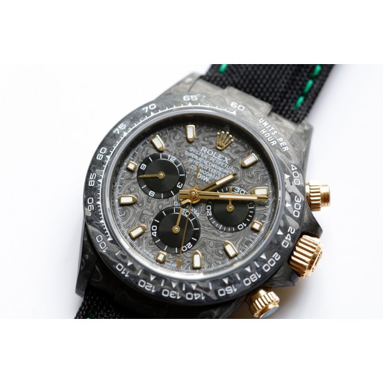劳力士Rolex Daytona全碳纤维宇宙计时迪通拿横空出世 这款获得瑞士天文台认证的首款全碳纤迪通拿搭载全自动计时7750机械机芯 均调校测试 表盘配蜗形小秒针盘 蓝宝石抗刮损水晶镜面 碳纤维字面 完美复刻 原装同步魔术贴帆布带/橡树胶带 原装扣 更加柔软舒适 方便佩戴 爱不释手的劳力士迪通拿 品不完的一劳永逸!!! 劳力士Rolex Daytona全碳纤维宇宙计时迪通拿横空出世 这款获得瑞士天文台认证的首款全碳纤迪通拿搭载全自动计时7750机械机芯 均调校测试 表盘配蜗形小秒针盘 蓝宝石抗刮损水晶镜面 碳纤维字面 完美复刻 原装同步魔术贴帆布带/橡树胶带 原装扣 更加柔软舒适 方便佩戴 爱不释手的劳力士迪通拿 品不完的一劳永逸!!!