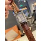 新款积家经典翻转系列高级女士腕表[飞吻][飞吻]精钢表壳，独特设计180度旋转翻盖，内置瑞士石英机芯，走时精准稳定！真皮表带，尺寸1比1[色][色]尺寸：23*34mm 厚度：13.5mm】