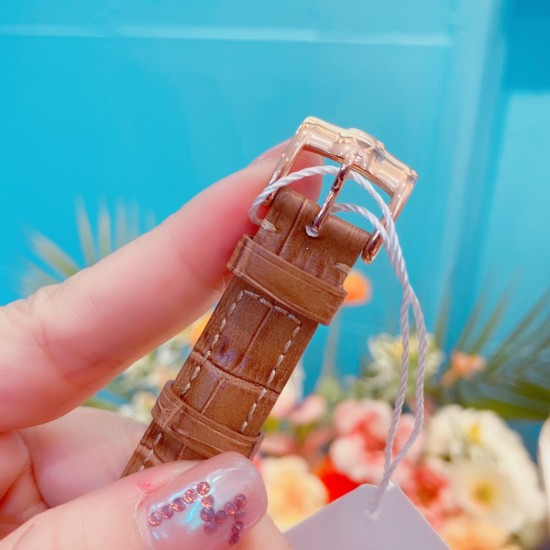 专柜同步发售欧米茄(OMEGA) 【精湛品质-女神专属】-女士精品腕表 碟飞典雅系列 原版复刻1:1,表款堪称是系列中最迷人的表款之一,尽显优雅气质与低调奢华,顶端表壳以316精钢打造,搭载日本进口西铁城机械 零返修 来自进口316钢表带 历经多道工序,防汗水,耐腐蚀 表盘-蓝宝石高清镜面 壳身整体超强立体感 精雕细琢,卓绝技艺 品质保证 尺寸:32mm厚11mm 时尚百搭,精致华贵呈现自然魅力 专柜同步发售欧米茄(OMEGA) 【精湛品质-女神专属】-女士精品腕表 碟飞典雅系列 原版复刻1:1,表款堪称是系列中最迷人的表款之一,尽显优雅气质与低调奢华,顶端表壳以316精钢打造,搭载日本进口西铁城机械 零返修 来自进口316钢表带 历经多道工序,防汗水,耐腐蚀 表盘-蓝宝石高清镜面 壳身整体超强立体感 精雕细琢,卓绝技艺 品质保证 尺寸:32mm厚11mm 时尚百搭,精致华贵呈现自然魅力