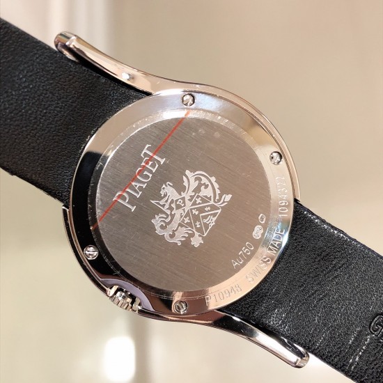 实拍 最新伯爵 限量款 璀璨星夜 Piaget Limelingt Gala腕表腕表以砂金石表盘搭配同款蓝色皮革表带,将璨夜星河定格腕间。以浩瀚苍穹中璀璨渺远的星宿,演绎细腻无穷无尽的爱意!铺镶耀眼美钻 表圈 表耳在伯爵标志性的69型表壳,倍添迷人气质!尺寸:32mm。认准HBBv7商标独家拍摄细节 实拍 最新伯爵 限量款 璀璨星夜 Piaget Limelingt Gala腕表腕表以砂金石表盘搭配同款蓝色皮革表带,将璨夜星河定格腕间。以浩瀚苍穹中璀璨渺远的星宿,演绎细腻无穷无尽的爱意!铺镶耀眼美钻 表圈 表耳在伯爵标志性的69型表壳,倍添迷人气质!尺寸:32mm。认准HBBv7商标独家拍摄细节
