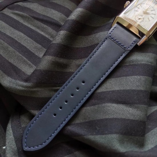 实拍 MG荣誉出品 业内首次突破一机双面双时区!帅到掉渣!积家 Reverso Tribute双面双时区翻转腕表 简洁的小三针正面素雅、温和,规整的反面拥有昼夜显示以及第二时区显示功能,佩戴者仅需一个翻转的瞬间,第二表盘的秘密便尽数呈现。腕表中有两种“面容”呈现,可以迎合佩戴者身处的场景、穿搭以及变换的喜好,既具备耐看的潜质,又可以随时随地更改“容颜”,令人沉迷。机芯:854A/2(百万级研发 手动机械 一机双面双时区)尺寸:49*29mm表带:意大利小牛皮 实拍 MG荣誉出品 业内首次突破一机双面双时区!帅到掉渣!积家 Reverso Tribute双面双时区翻转腕表 简洁的小三针正面素雅、温和,规整的反面拥有昼夜显示以及第二时区显示功能,佩戴者仅需一个翻转的瞬间,第二表盘的秘密便尽数呈现。腕表中有两种“面容”呈现,可以迎合佩戴者身处的场景、穿搭以及变换的喜好,既具备耐看的潜质,又可以随时随地更改“容颜”,令人沉迷。机芯:854A/2(百万级研发 手动机械 一机双面双时区)尺寸:49*29mm表带:意大利小牛皮
