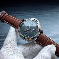 品牌：沛纳海LUMINR 1950系列PAM00320 原版1:1  PAM新款出炉，男款 和原装一摸一样，进口全自动机械，表径47mm，表带黑色牛皮双车线 密底防水200米， 除了时分秒日期，还有两地时间功能，GMT异地时三针半表盘 三杰 用上反差的黄色印上计划的名字 Pole 2 Pole，而表背便刻有代表北极熊和企鹅，所有的意指意涵，都简单直接，最重要是表本身也好看 三杰精致推荐男士机械腕表 SJ为你精心打造超真实实物图拍摄 让你超真实实物图体验